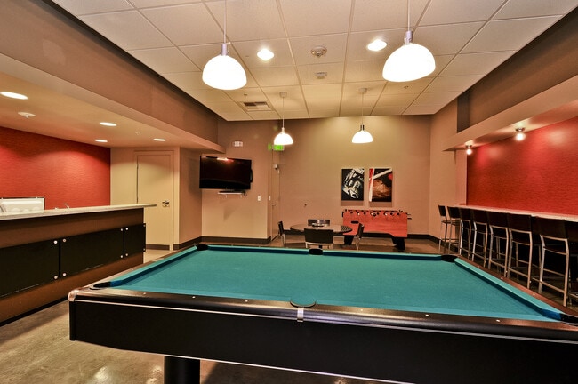 Building Photo - Great 2bd/2ba modern town home located in the center of South Lake Union W/S/G and ( 2) parking s...