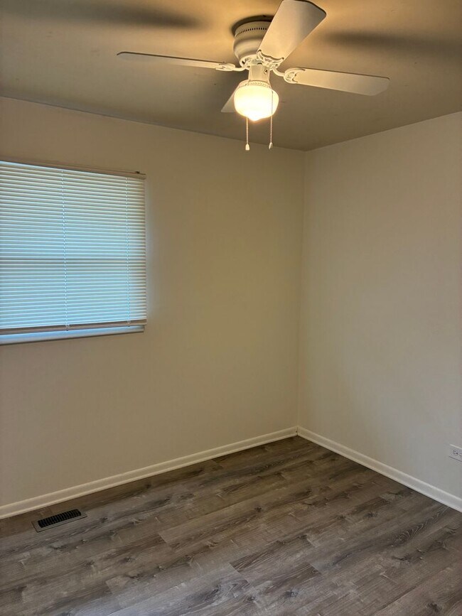 Building Photo - Spacious Updated 4 Bed 2 Bath with Garage Parking