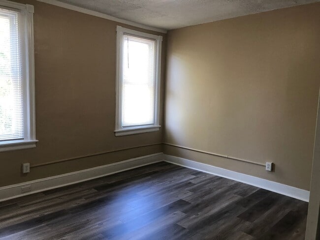 Building Photo - Great 3 Bedroom Home! Freshly Painted! New Flooring! Large Living Area! Eat-in-Kitchen! Screened ...