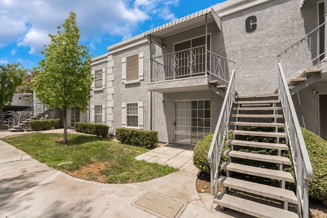 Building Photo - 2 Bedroom, 2 Bathroom Condo unit in a Gate...