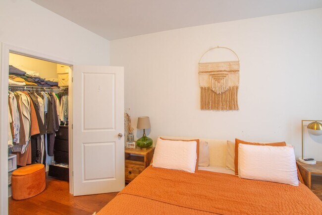 Building Photo - Beautiful Point Breeze Townhome