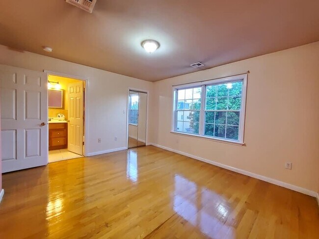 Building Photo - 27 Jewett Ave