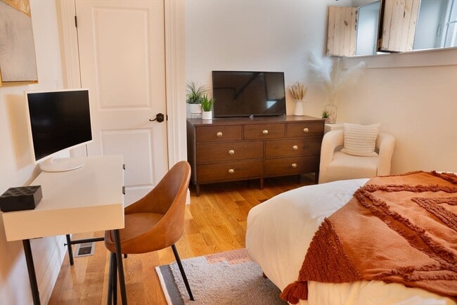 Building Photo - 11 S Mason St