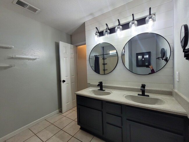 Building Photo - 9573 Brentwood Blvd