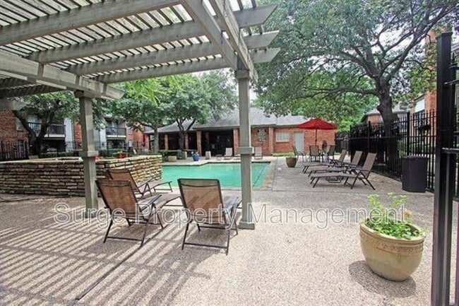 Building Photo - 18333 Roehampton Dr