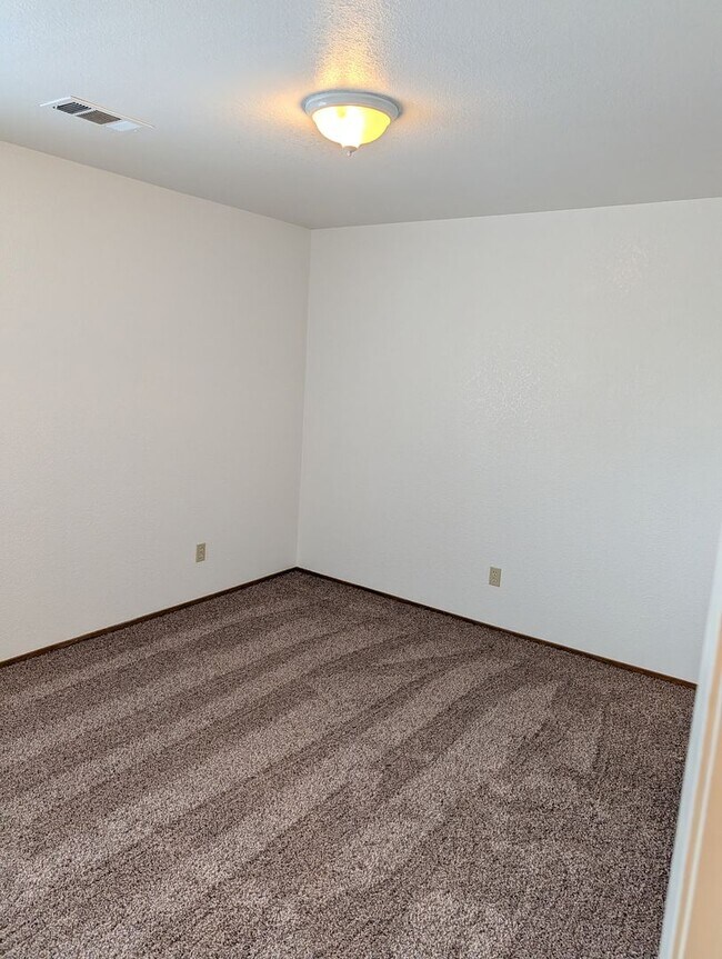 Building Photo - Newly remodeled Townhouse