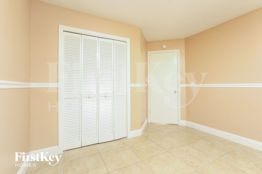 Building Photo - 988 Glenview Cir