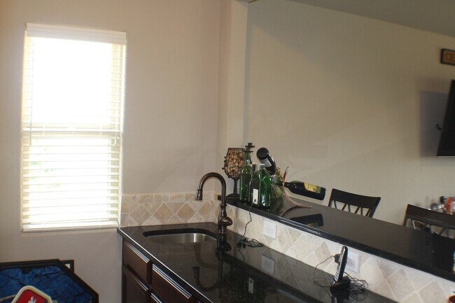 Building Photo - Beautiful spacious rental with fabulous up...