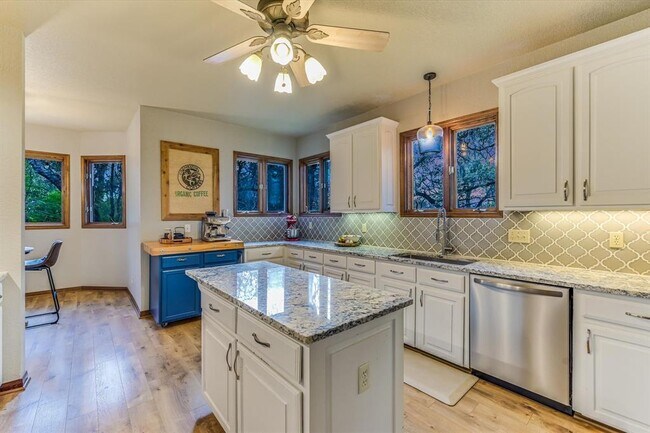 Building Photo - 640 Bluffside Dr