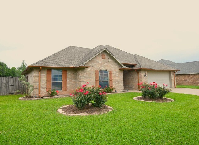 Building Photo - Gated Community in Whitehouse! Gorgeous 3 Bedroom, 2 Bath Home