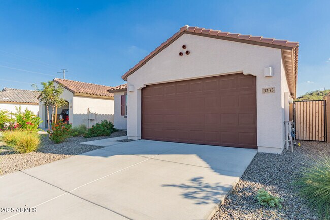 Building Photo - 3233 Juniper Cyn Dr