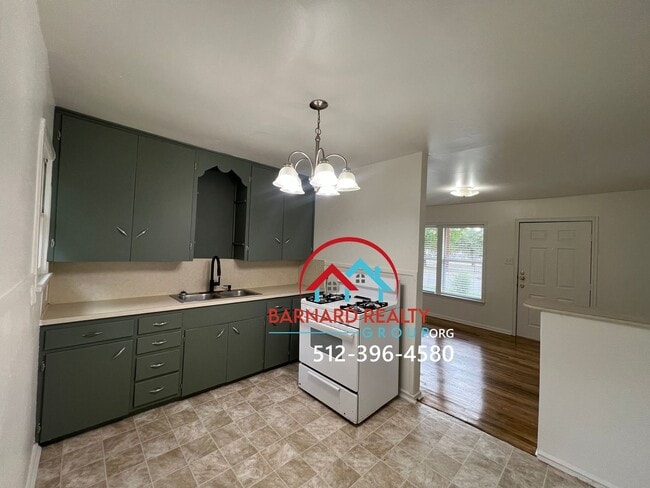 Building Photo - Available: Charming 2 Bedroom 1 Bath with ...