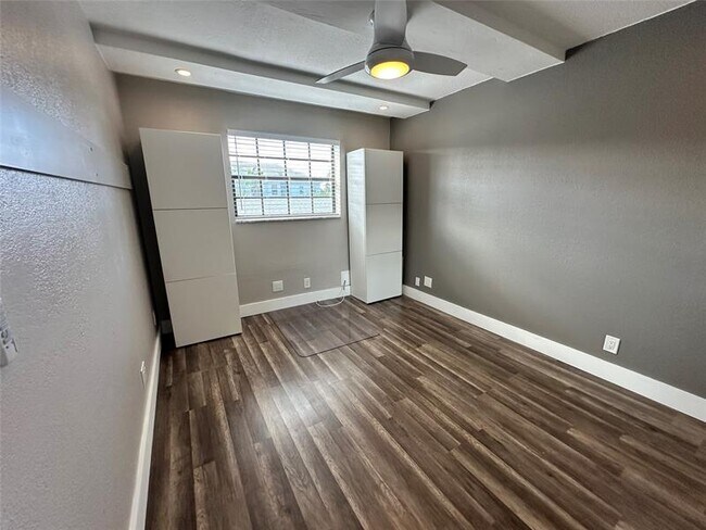 Building Photo - 620 NE 28th St