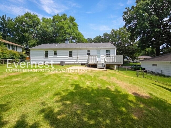 Building Photo - 3 Bed/2 Bath Home with Fenced Yard & Garage / Coming Soon!