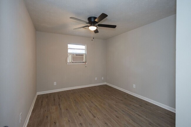 Building Photo - 1013 W Slaton Ave