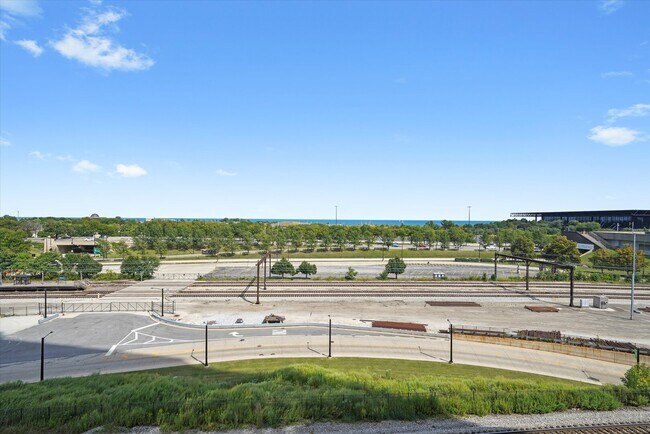 Building Photo - 1901 S Calumet Ave