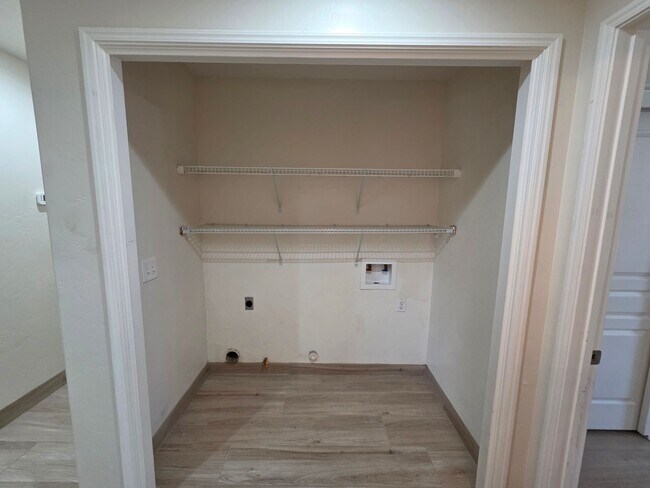 Building Photo - 3 bedroom 2 bathroom in NW Visalia!