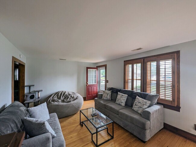 Building Photo - 3-Bedroom Gem with Master Suite and Detach...