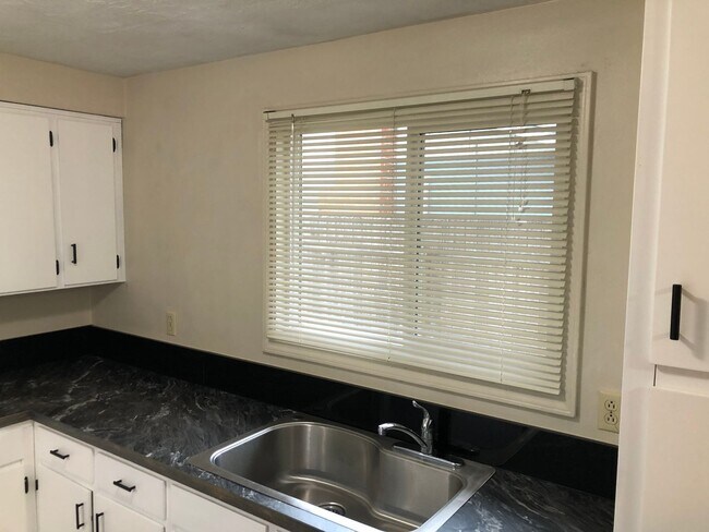 Building Photo - Updated 3 bedroom 1 bath house in Springfi...