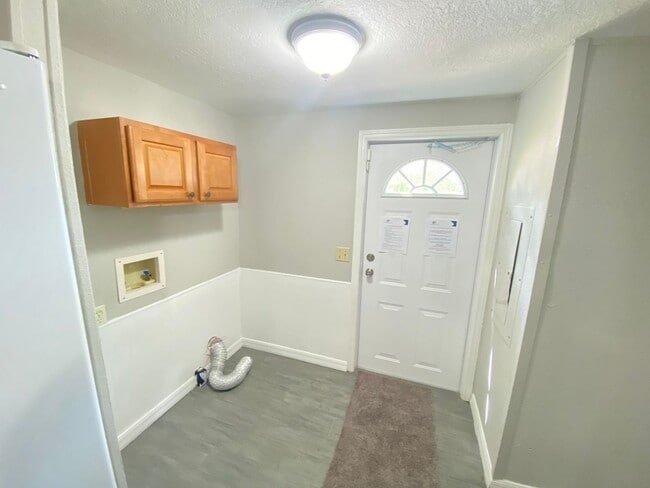 Building Photo - Charming 3-Bedroom, 2-Bath Home with Fenced Yard !