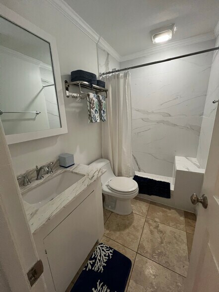 Building Photo - 5164 Beach Dr SE