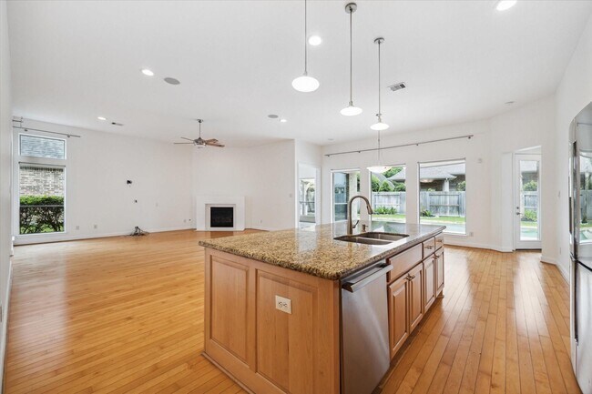 Building Photo - 95 N Mews Wood Ct