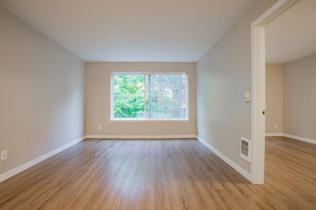 Interior Photo - 1800 Eastlake Apts (Scenic)