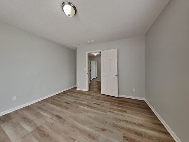 Building Photo - Charming 4-Bed, 2-Bath Home in Kansas City with Garage