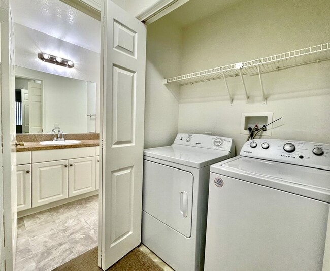 Building Photo - Updated Lower Level Condo in gated Vista Way Village!