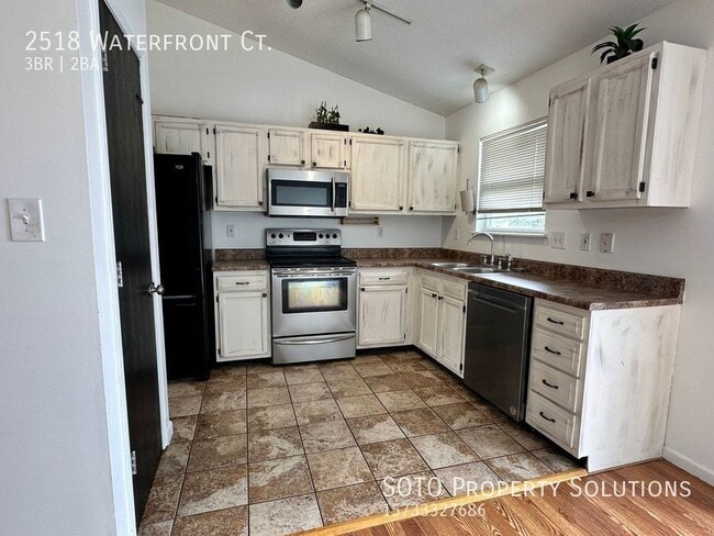 Building Photo - Lovely  3 bedroom, 2 bathroom home located...