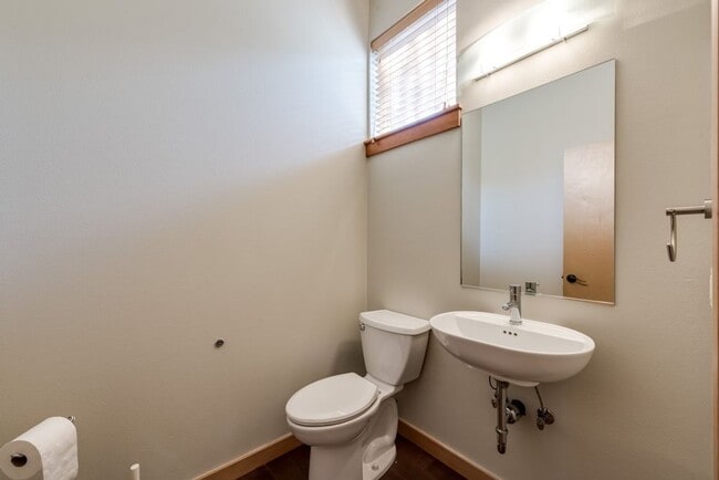Building Photo - Luxury Three Bedroom Townhome in Johns Lan...