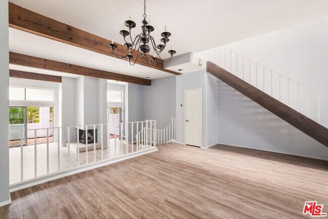 Building Photo - 1559 Palisades Dr