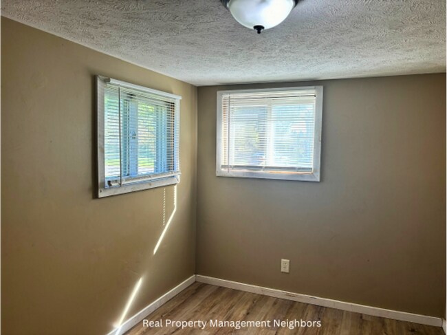 Building Photo - Large and Sunny 3 Bed 1 Bath Home Availabl...