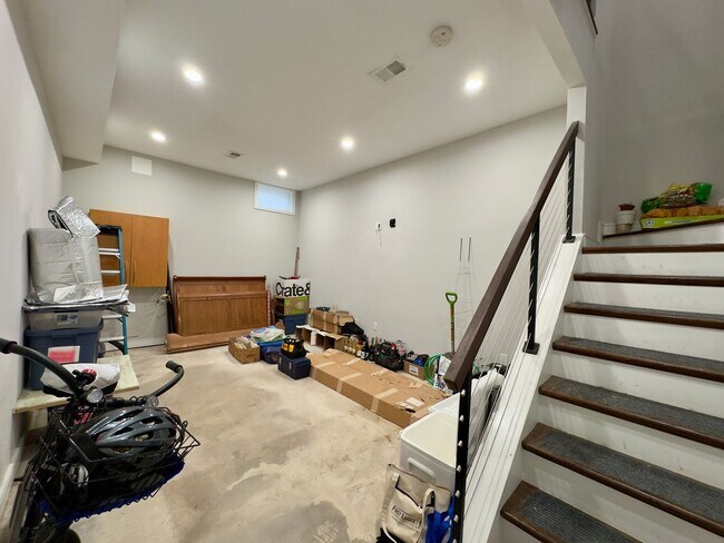 Building Photo - Charming 4Bed/3Bath in Riverside Neighborhood