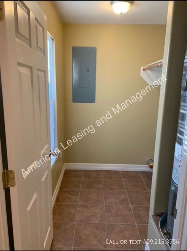 Building Photo - Move-In Special! $500 off 1st Month's Rent...