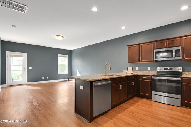 Building Photo - 428 Guppy Lp Rd