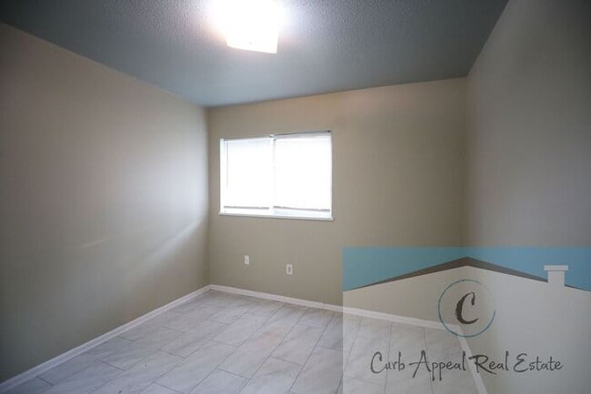Building Photo - Recently renovated 2 bed, 1 bath apt
