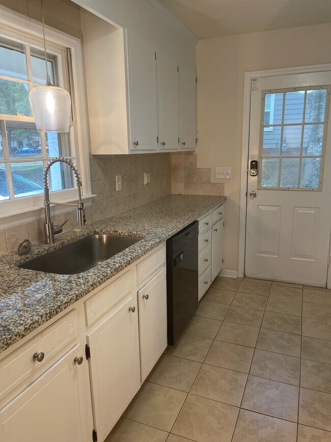 Building Photo - 2304 Oldenburg Dr