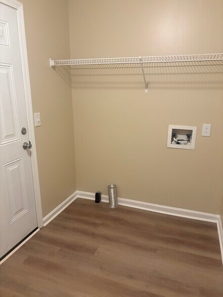 Large laundry room - 1039 N Lakeshore Dr