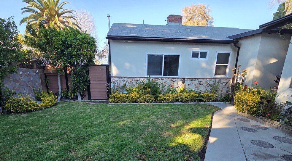 shared backyard - 11536 Cumpston St