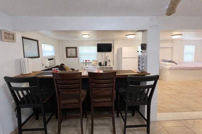 Building Photo - 4111 Oleander Dr