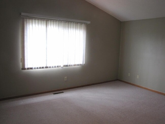 Building Photo - 4Bd*2Ba House in Farmington/Lakeville/AV Area! Avail. May 1st.