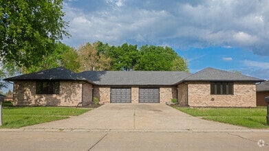 Building Photo - 2328 Lynwood St