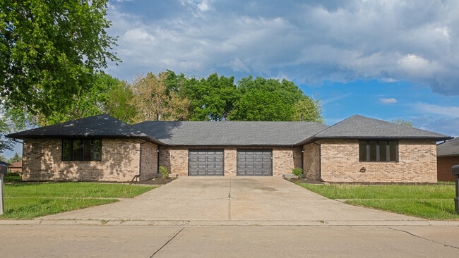 Primary Photo - 2328 Lynwood St