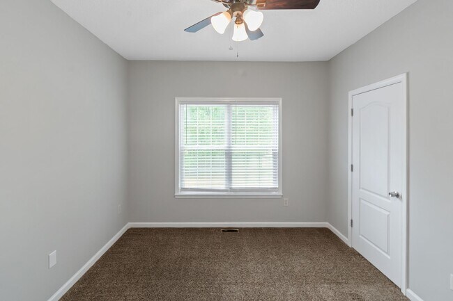 Building Photo - Impressive 4 Bed, 3 Bath Home with Fenced ...