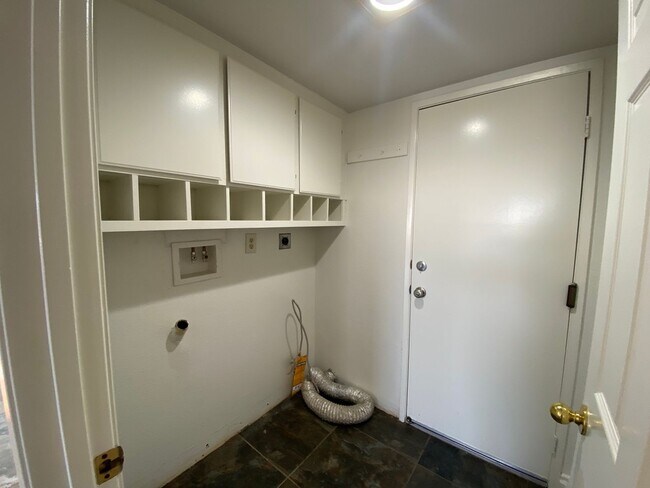 Building Photo - Gorgeous 4 Bedroom, 3 bathroom Home with private Pool!