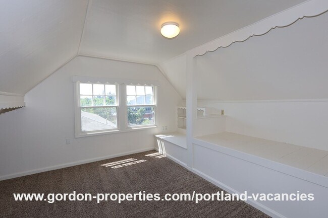 Building Photo - SE 57th Ave - 5 bedroom home with fireplac...