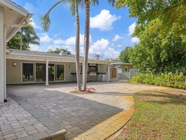 Building Photo - 3424 Tanglewood Dr