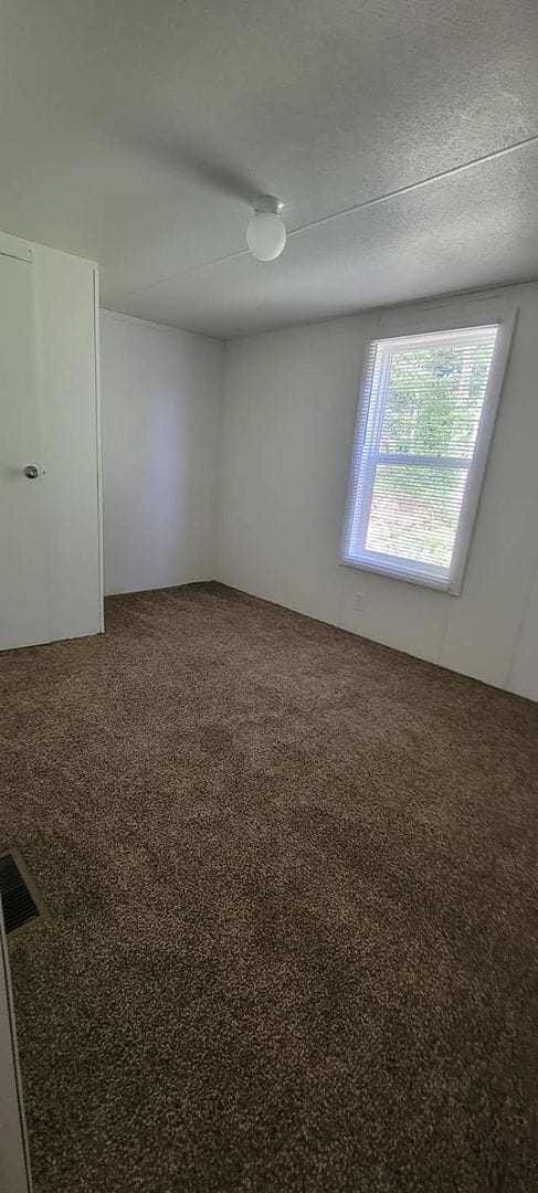 Building Photo - Ready to move in