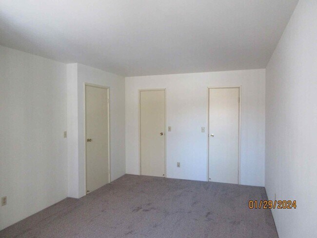 Building Photo - Available March 2026 Beautiful Upper 2 bedroom with Balcony